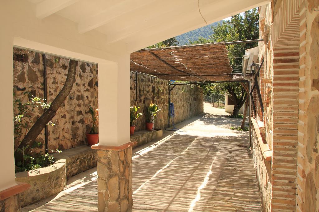 La Fuente De El Nacimiento Guest House Benamahoma Exterior photo